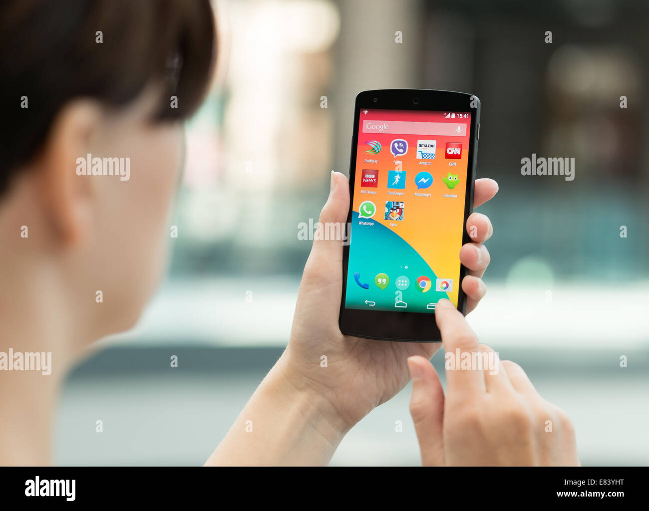 Donna che utilizza un nuovissimo Google Nexus 5 all'aperto Foto Stock