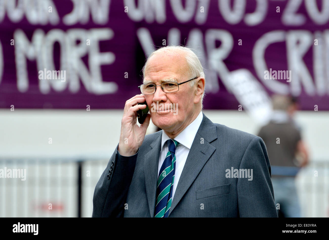 Sir Menzies (Ming) Campbell (Lib Dem) sul suo telefono cellulare al di fuori del Parlamento nel corso di una discussione Foto Stock