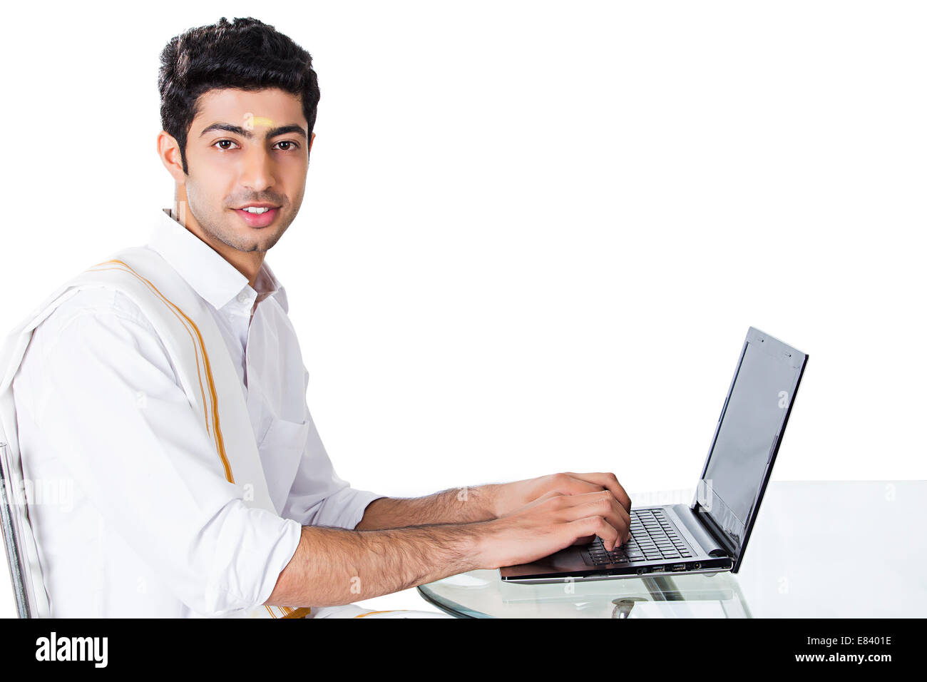 Sud indiane uomo notebook di lavoro con telefono Foto Stock