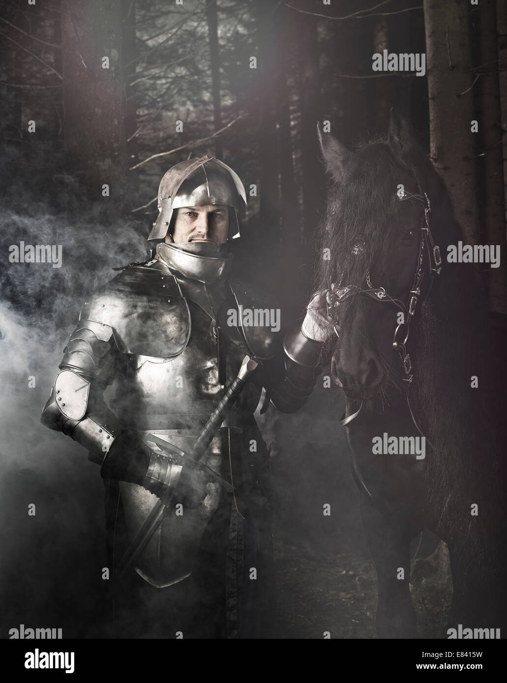 Cavaliere indossa armatura in piedi accanto al suo cavallo nei boschi, Tirolo, Austria Foto Stock