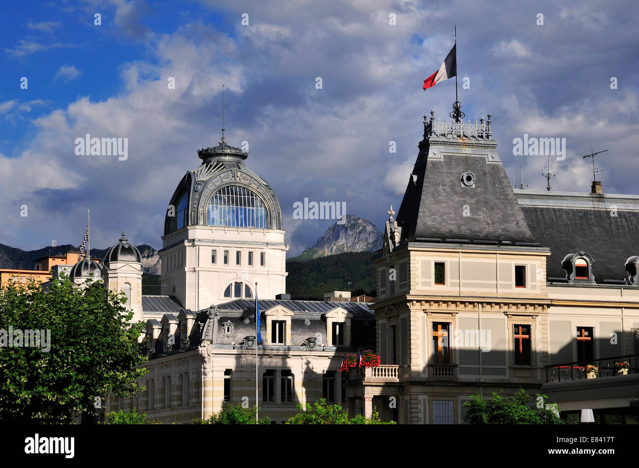 Il Municipio e il palazzo in stile Art Nouveau della sorgente Cachat, Evian-les-Bains, Haute-Savoie, Rhône-Alpes, in Francia Foto Stock