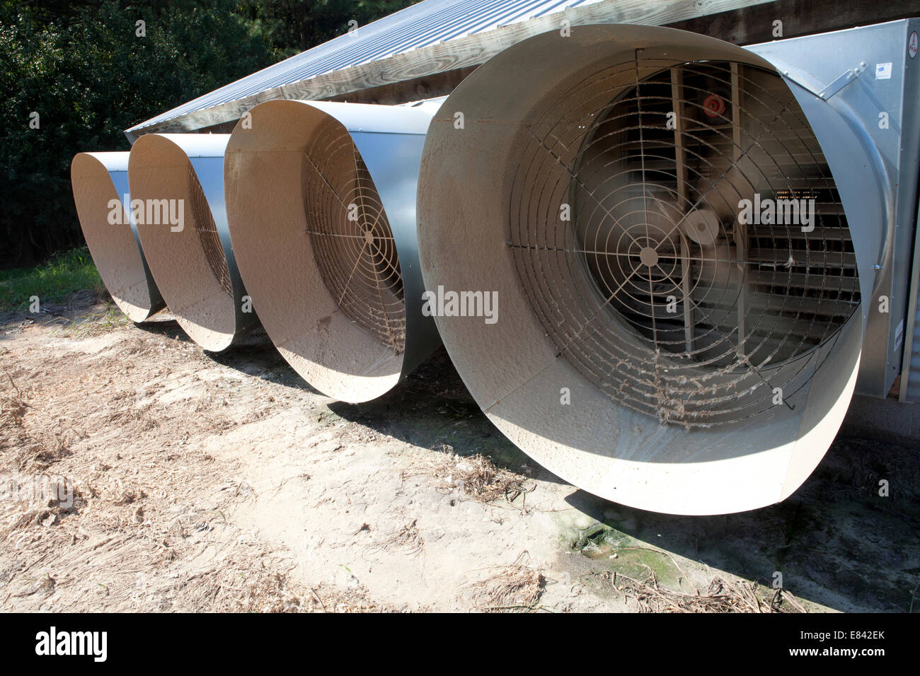 Quattro grandi le unità aria condizionata sulla fattoria industriale capannone di pollame, Eastern Shore, Chesapeake Bay, Maryland, Stati Uniti d'America Foto Stock