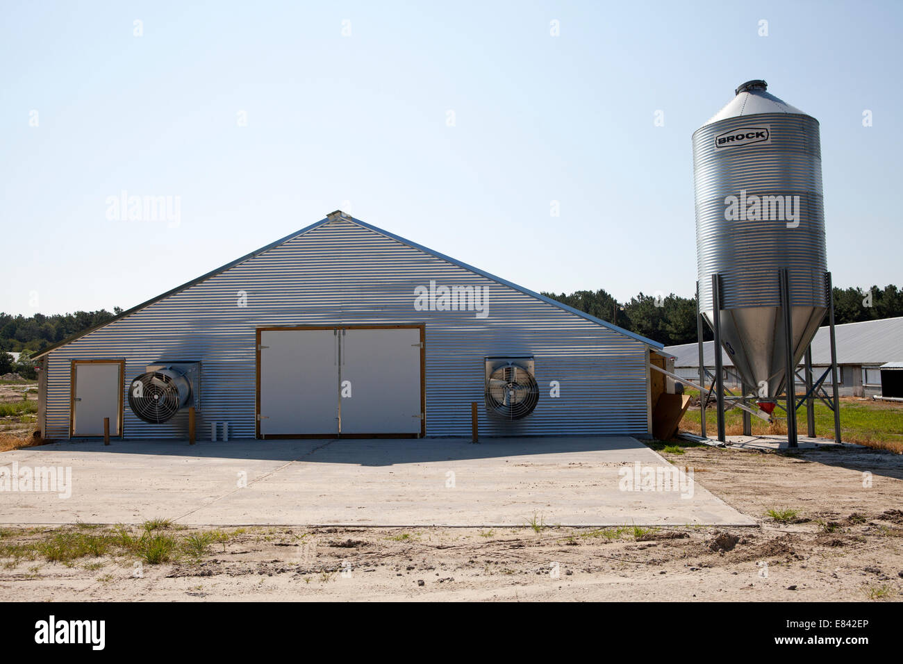 Le unità aria condizionata nella parte anteriore della fattoria industriale capannone di pollame, Eastern Shore, Chesapeake Bay, Maryland, Stati Uniti d'America Foto Stock