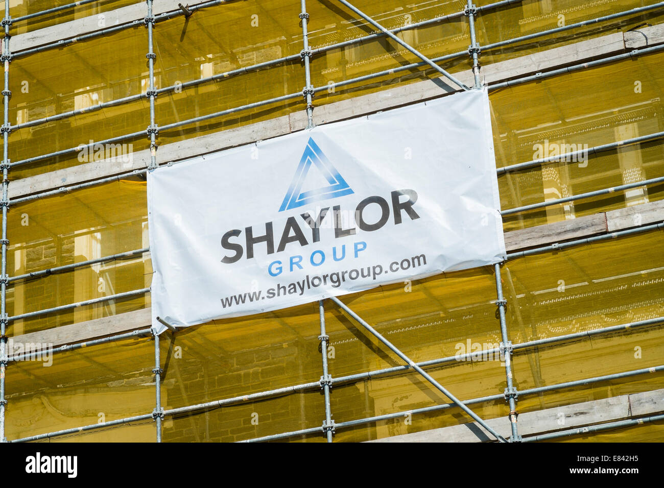 Ponteggio sulla proprietà e banner del logo per Shaylor gruppo costruzione edificio appaltatori di ricondizionamento company impresa REGNO UNITO Foto Stock