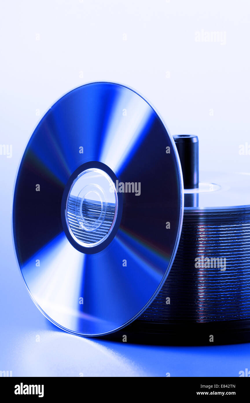 Pila di compact disk, su illuminazione blu Foto Stock