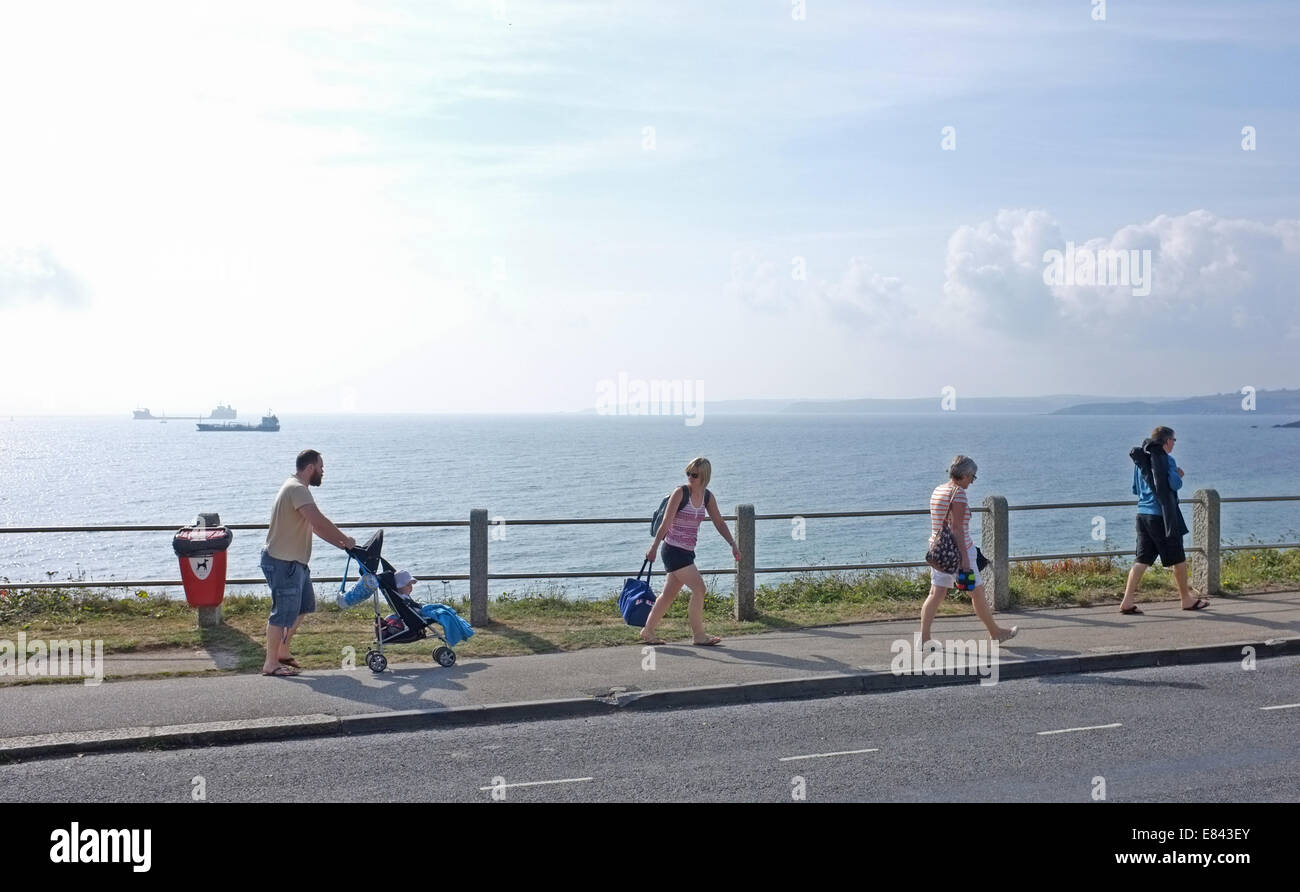 Una famiglia passeggiate lungo il lungomare di Falmouth, Cornwall, Regno Unito Foto Stock