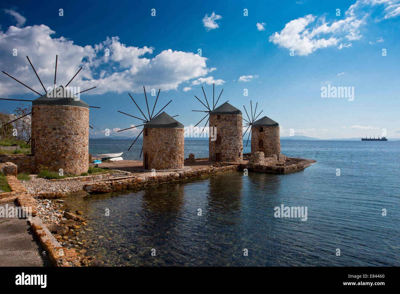 Vecchi Mulini a vento a Vrondados sulla costa est di Chio, Grecia. Foto Stock