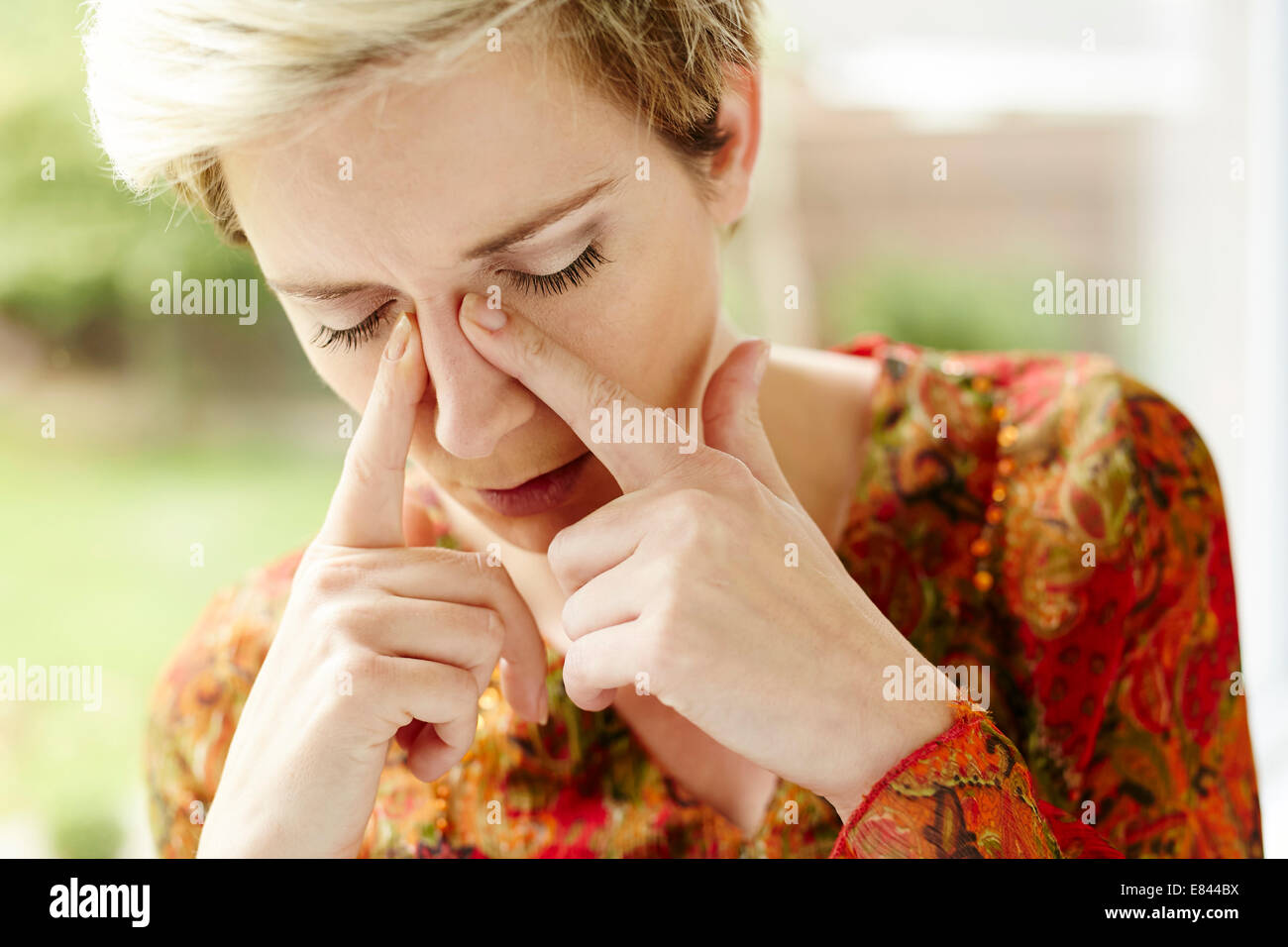 Ragazza con seni bloccato Foto Stock