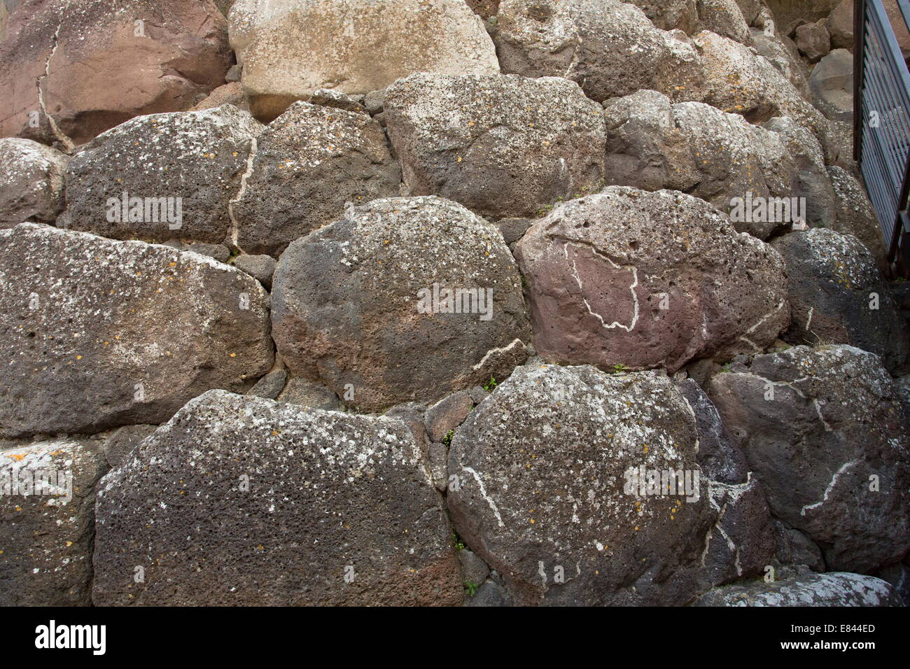 Nel muro della torre antica della preistoria Sito del Patrimonio Mondiale di Su Nuraxi di Barumini, Sardegna, Italia. Foto Stock