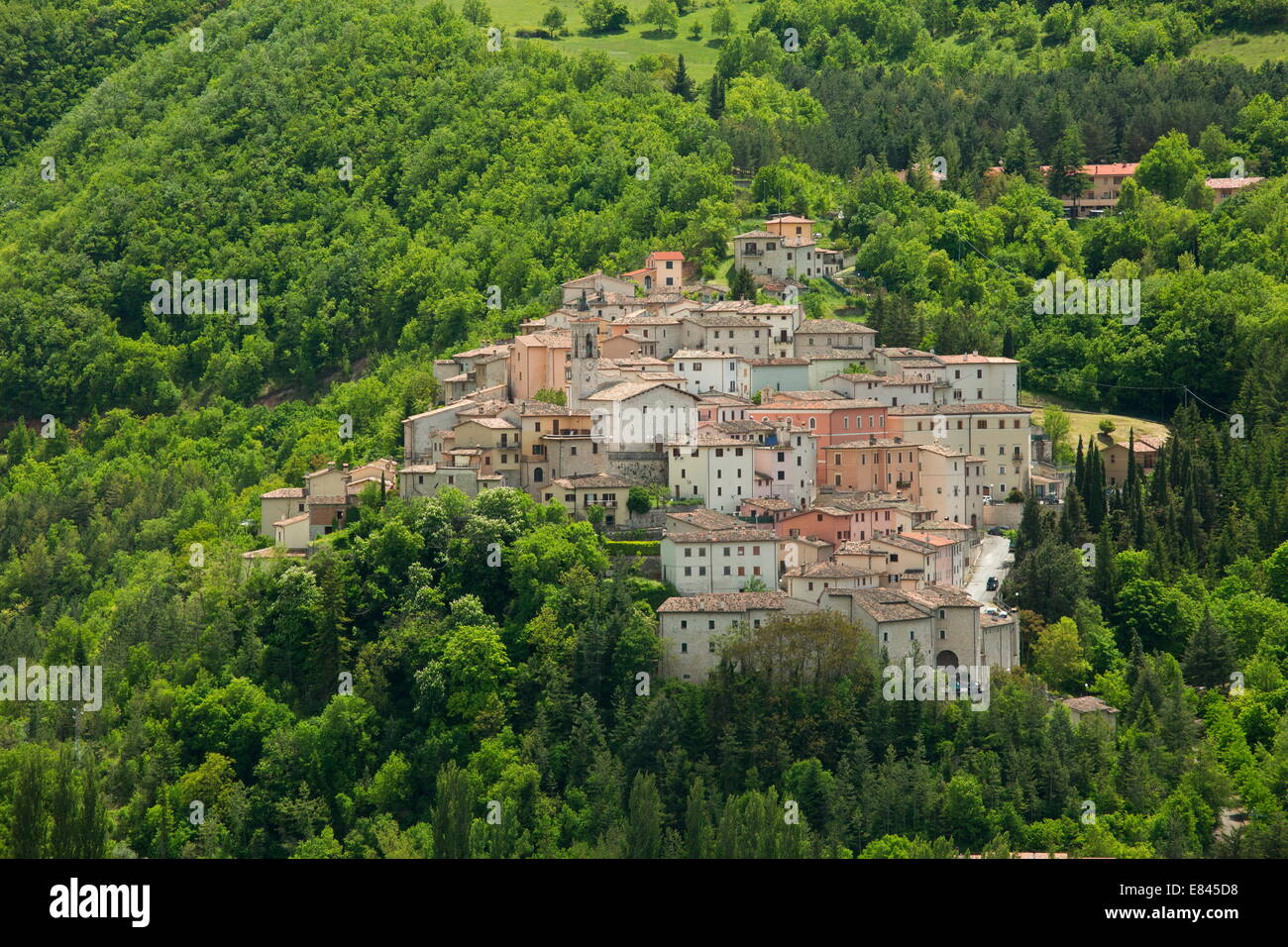 Il pittoresco borgo collinare di Preci, circondato da boschi, Monti Sibillini, Italia. Foto Stock