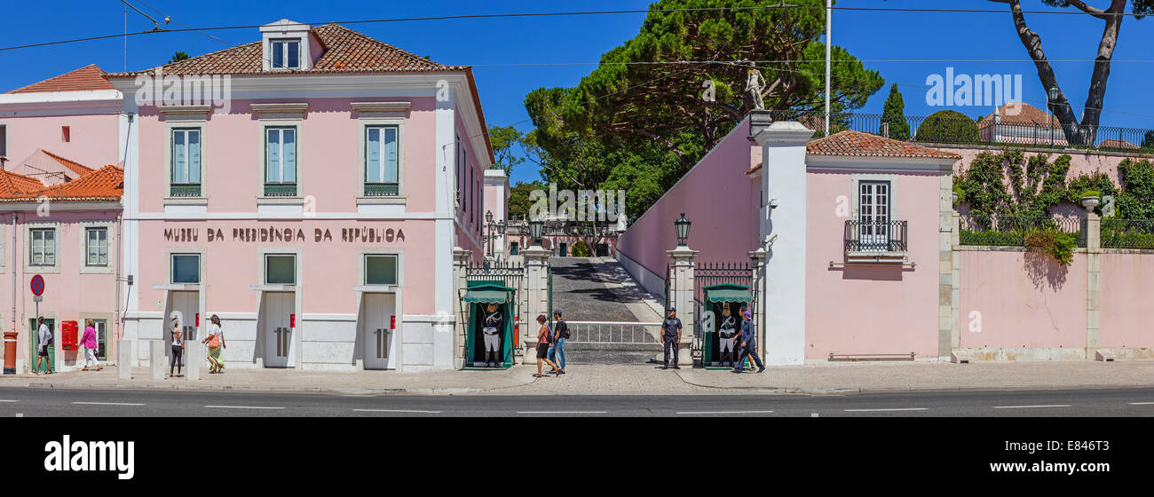 Belem Palace - residence per la Repubblica portoghese presidente. Due nazionale guardie repubblicano stand come una guardia d'onore. Foto Stock
