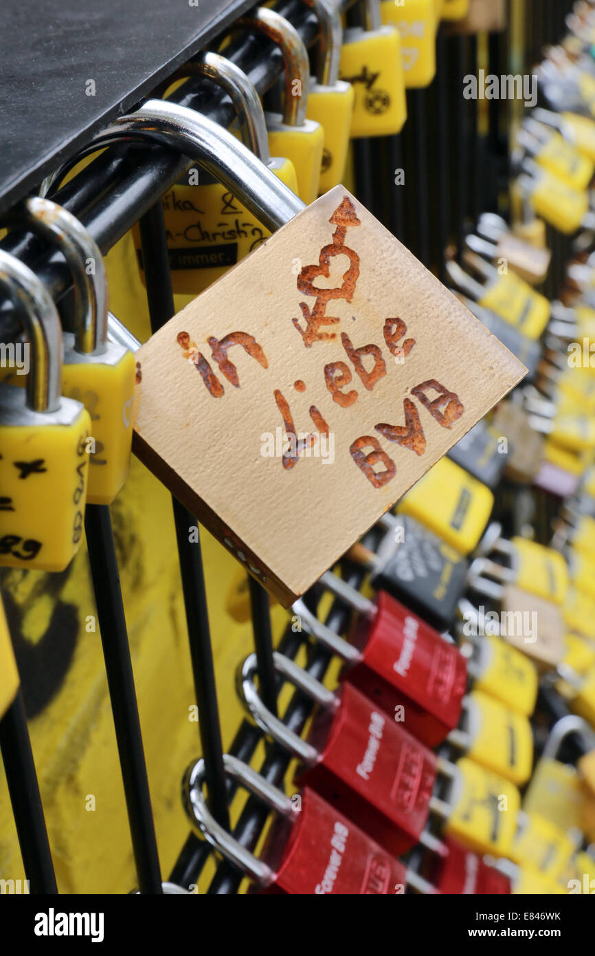 - Amore lucchetto su una recinzione presso lo stadio del calcio tedesco club BVB Borussia Dortmund dice "nell'amore BVB'. Dortmund, Germania Foto Stock