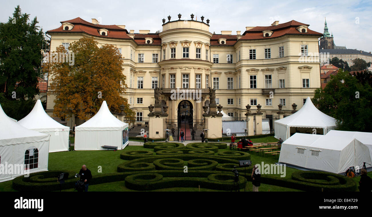 Praga, Repubblica Ceca. Il 30 settembre, 2014. Vista dell'Ambasciata Tedesca a Praga Repubblica Ceca, 30 settembre 2014. La partenza dal paese della RDT embassy i rifugiati 25 anni fa è commemorato con una cerimonia. Poi il Ministro degli esteri tedesco Genscher ha annunciato il 30 settembre 1989 che i rifugiati avrebbero consentito uscire visti. © dpa picture alliance/Alamy Live News Foto Stock