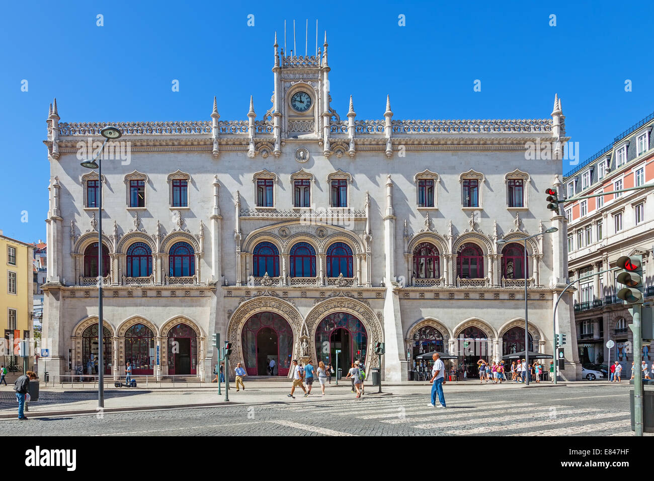 Il Rossio Stazione ferroviaria ingresso. Un xix secolo stazione ferroviaria costruita in stile neo-stile manuelino che serve la linea di Sintra. Foto Stock