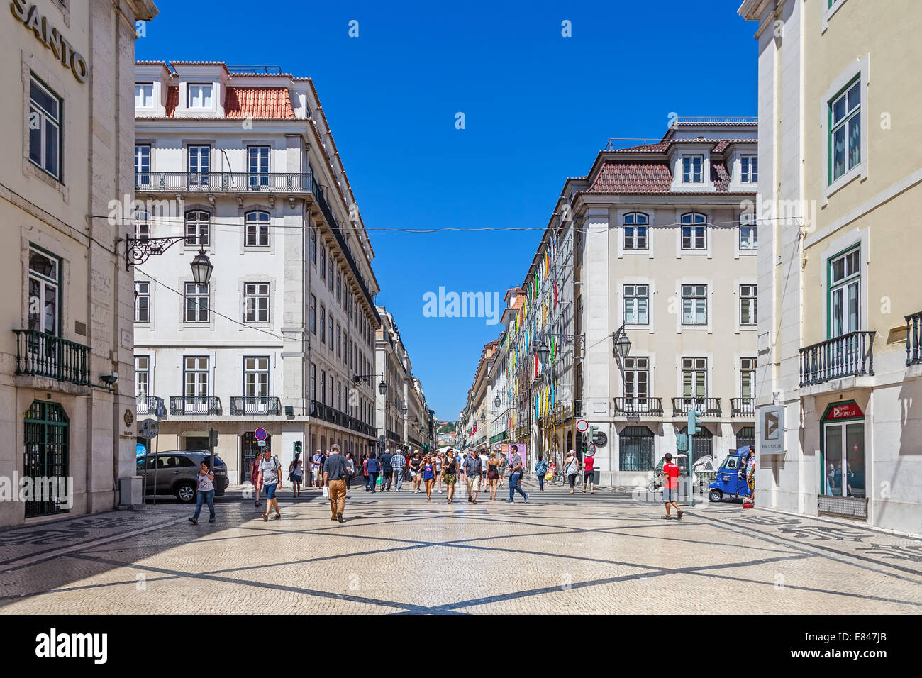 La Rua Augusta Street nel quartiere di Baixa di Lisbona. La maggior parte strada cosmopolita della capitale è sempre piena di gente. Foto Stock