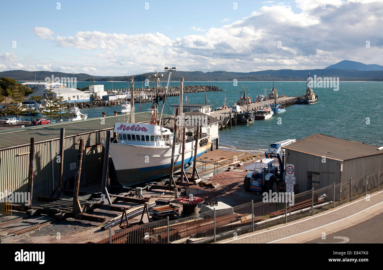 Peschereccio sotto andando a rimontare sulla scalo a Eden South Coast NSW Australia Foto Stock