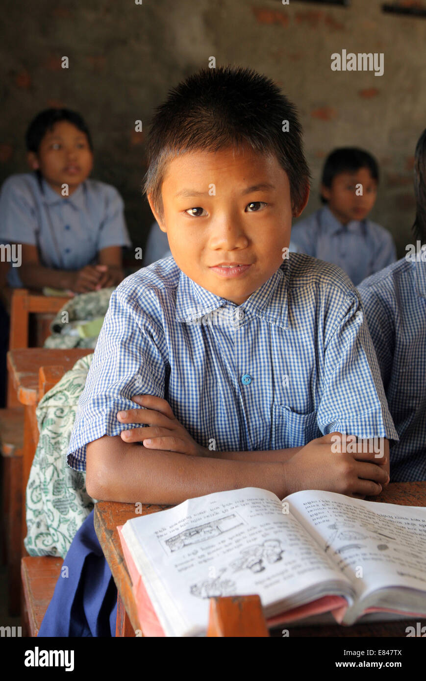 Ragazza durante una lezione in una scuola di villaggio in Jayamangala, Nepal Foto Stock