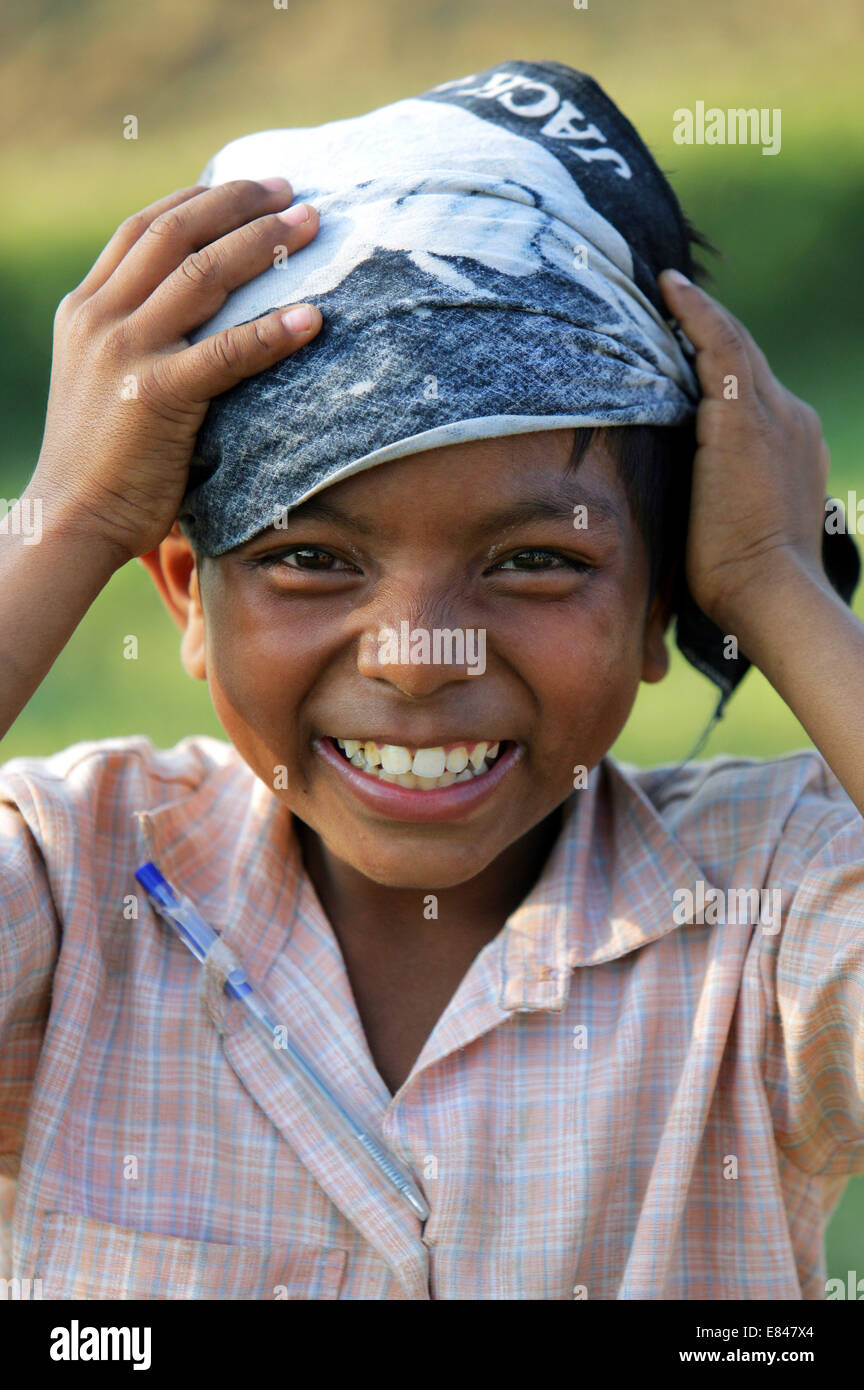 - Ragazzo sorridente con velo dalla tribù Chepang in Nepal Foto Stock