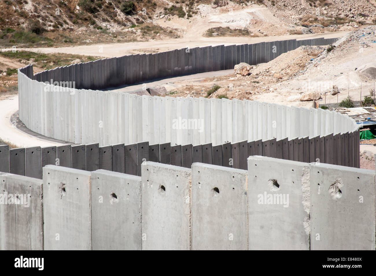 GERUSALEMME, PALESTINA, CISGIORDANIA - JULI 11, 2023: Conflitto in Medio Oriente: Costruire la separazione israeliana o il muro di sicurezza con la Palestina. Foto Stock