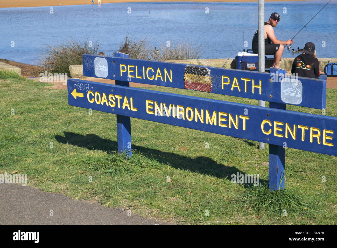 Uomo e figlio di pesca in lago narrabeen sydney , pelican percorso ,l'australia Foto Stock