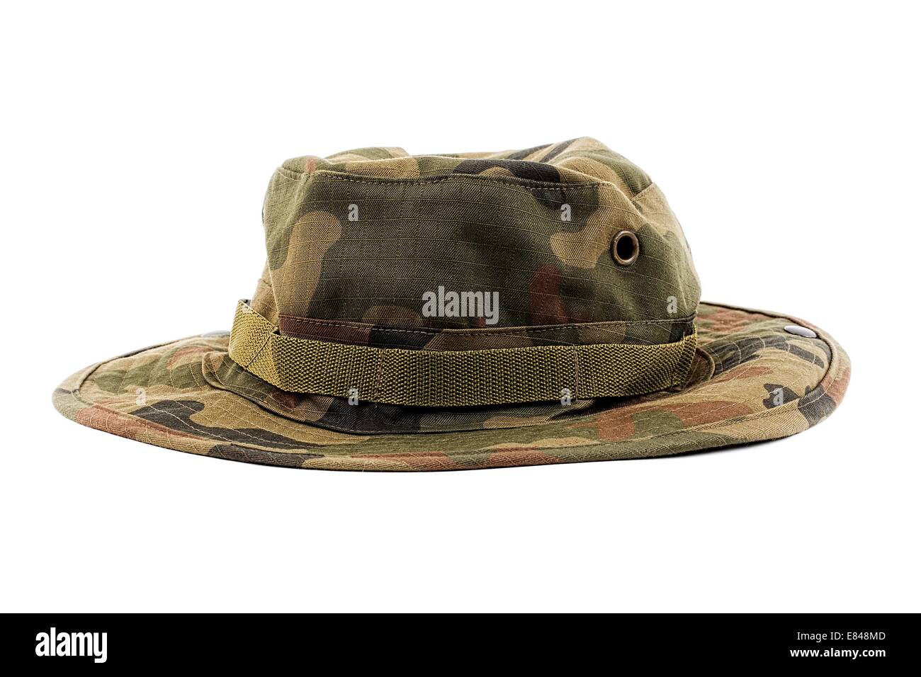 Hat in modelli militari su sfondo bianco Foto Stock