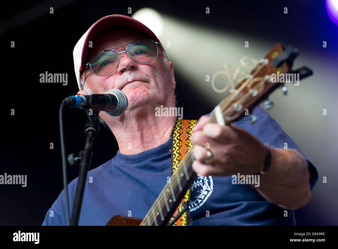 Michael Chapman compie durante il Green Man festival presso Glanusk Park. Foto Stock