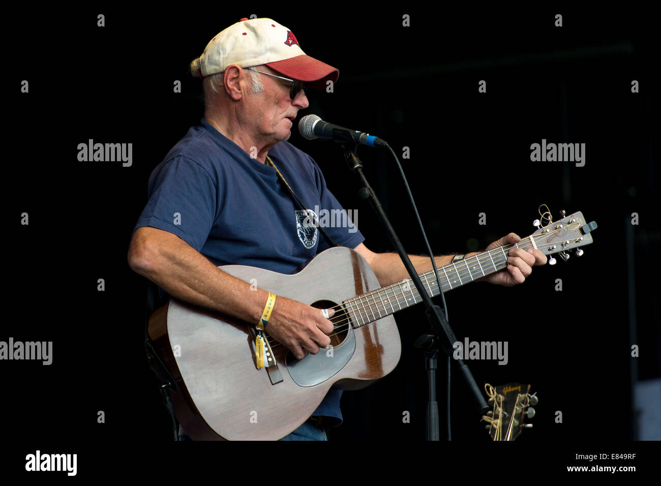 Michael Chapman compie durante il Green Man festival presso Glanusk Park. Foto Stock
