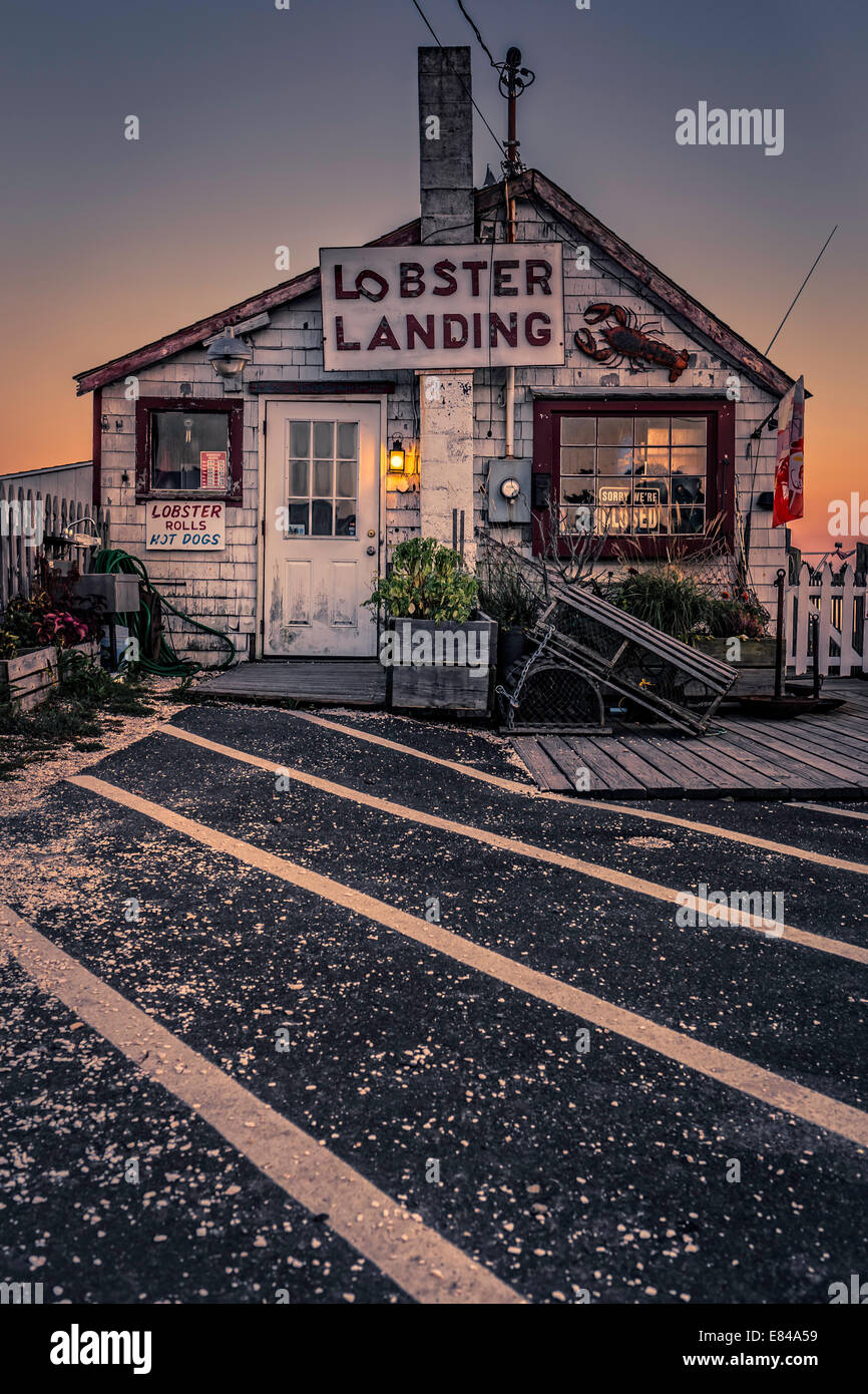 Una vecchia capanna di aragosta ristorante su una Nuova Inghilterra pier al tramonto. Foto Stock