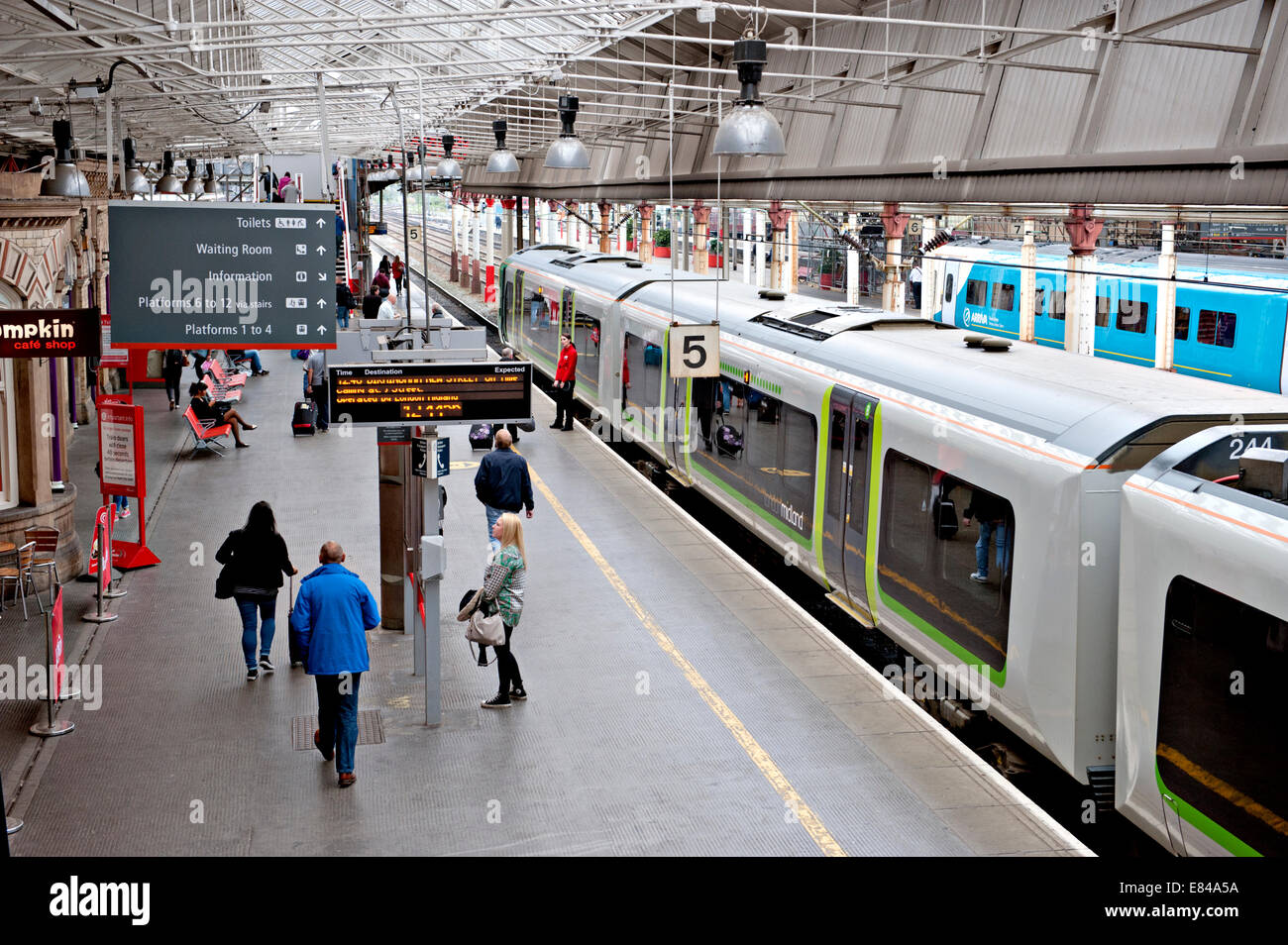 Alla stazione ferroviaria di Crewe con Londra Midland treno nella piattaforma. Guardando a Nord. Foto Stock