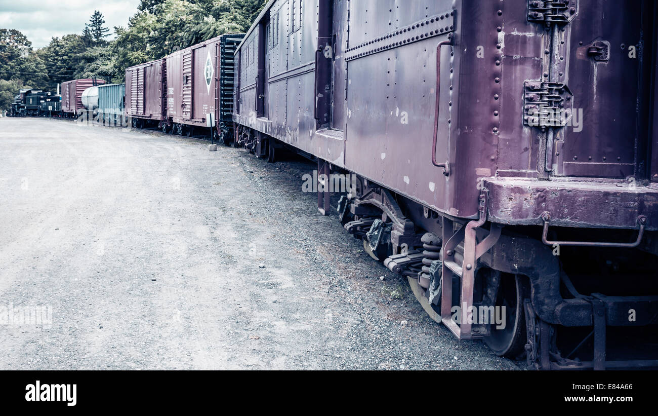 Un vecchio treno merci parcheggiati in un cantiere in treno con spazio di copia in basso a sinistra. Foto Stock