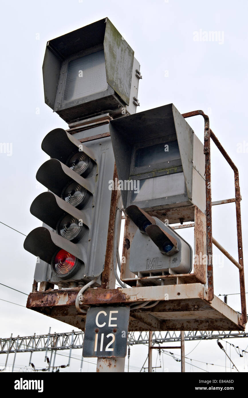 Quattro Aspetto colore luce segnali ferroviari con la consociata di shunt e segnali Indicatori di percorso Foto Stock