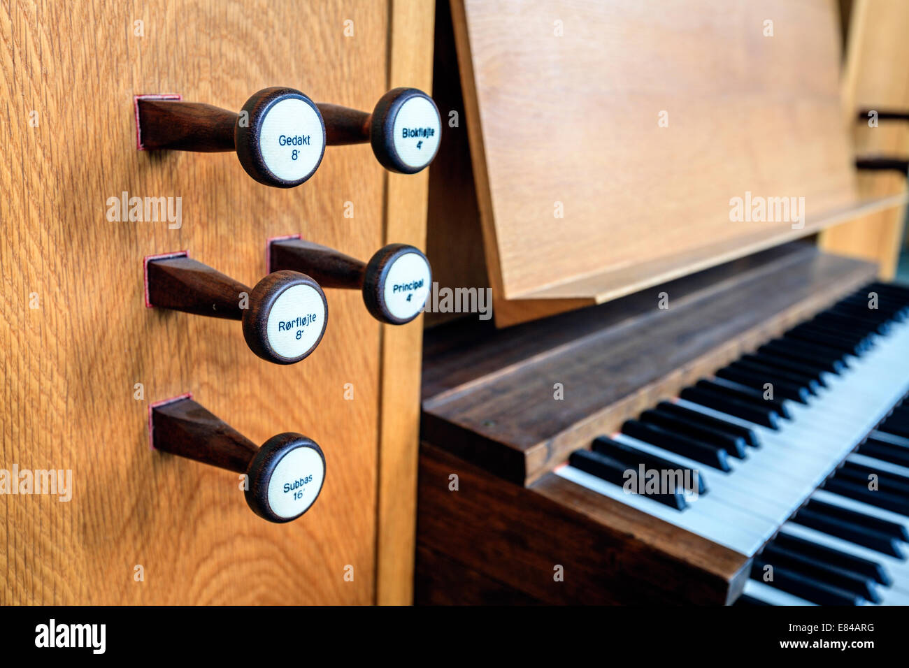 Si arresta e la tastiera dell'organo nella chiesa Hallgrimskirkja a Reykjavik, Islanda Foto Stock