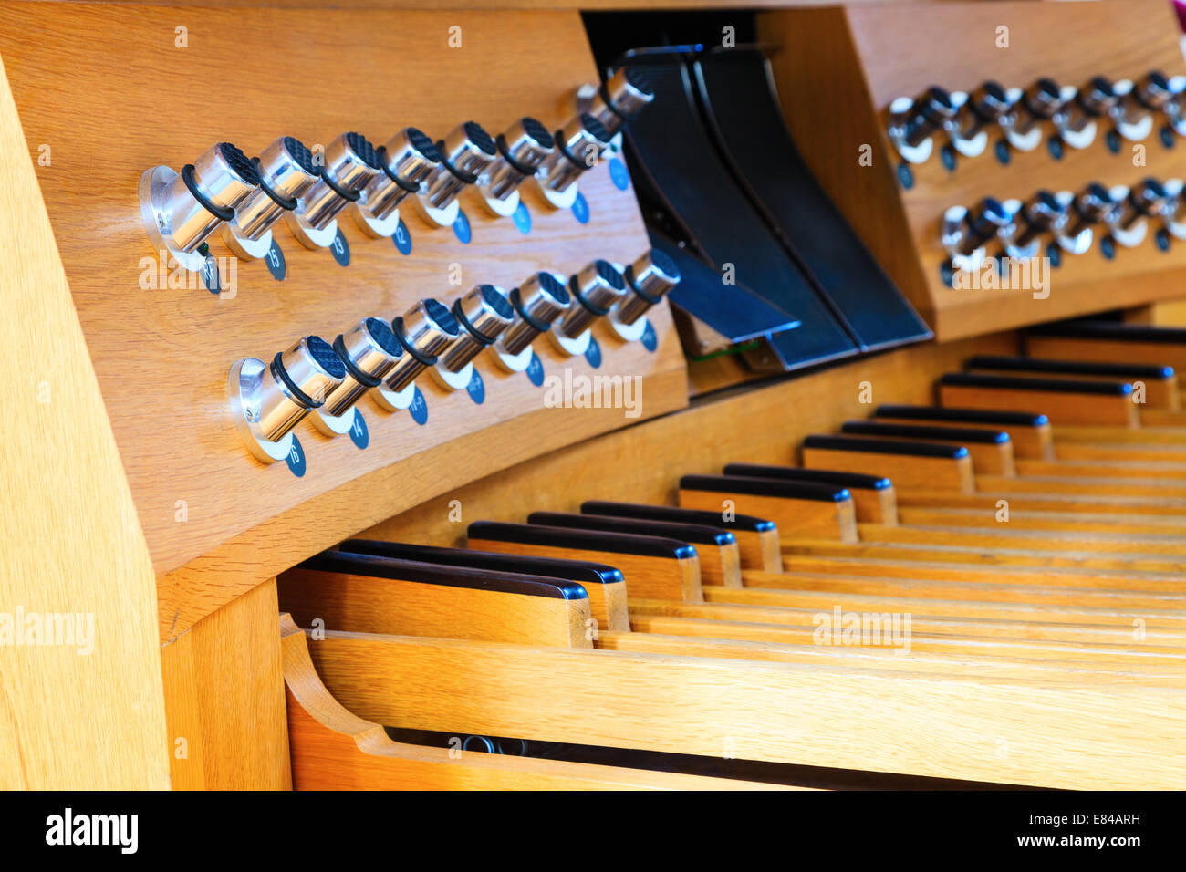 Primo piano di organo i controlli a pedale in chiesa Hallgrimskirkja a Reykjavik, Islanda Foto Stock