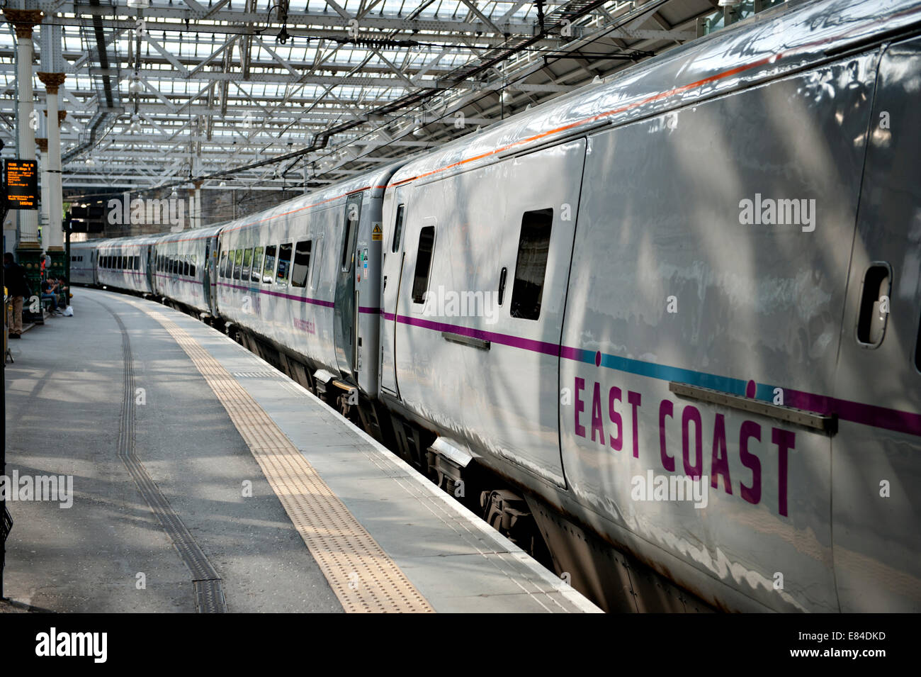 Costa est i treni con il treno alla stazione di Edinburgh Waverley Foto Stock
