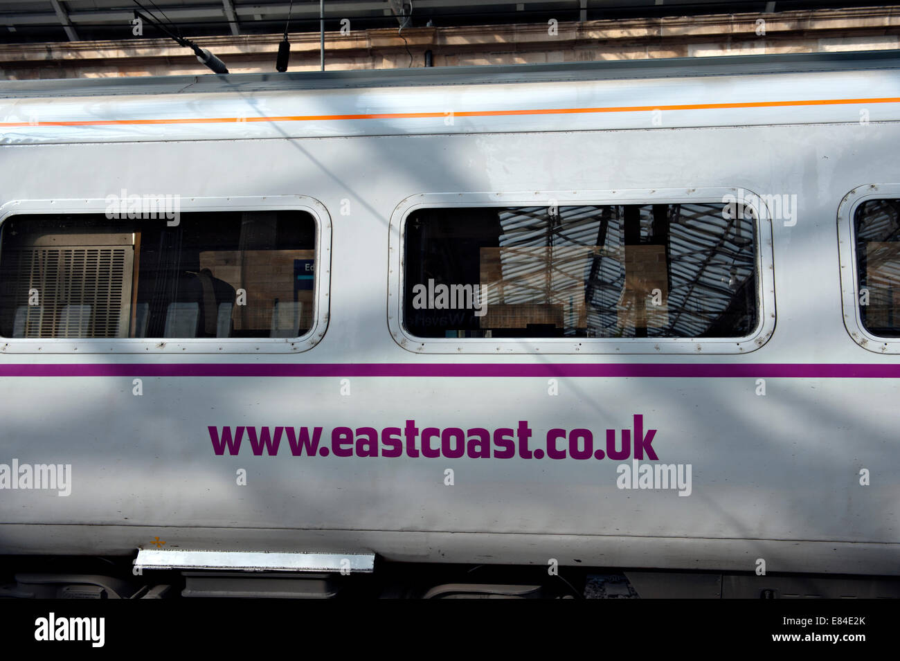 Costa est i treni con il treno alla stazione di Edinburgh Waverley Foto Stock