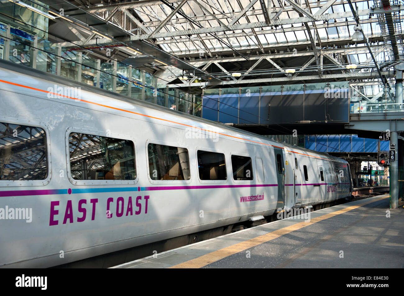 Costa est i treni con il treno alla stazione di Edinburgh Waverley Foto Stock