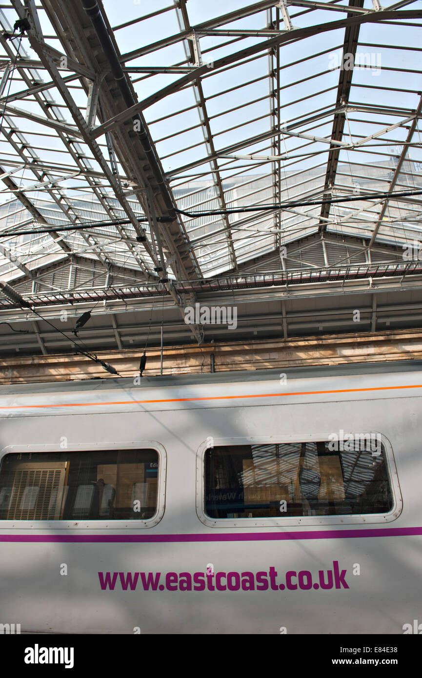 Costa est i treni con il treno alla stazione di Edinburgh Waverley Foto Stock