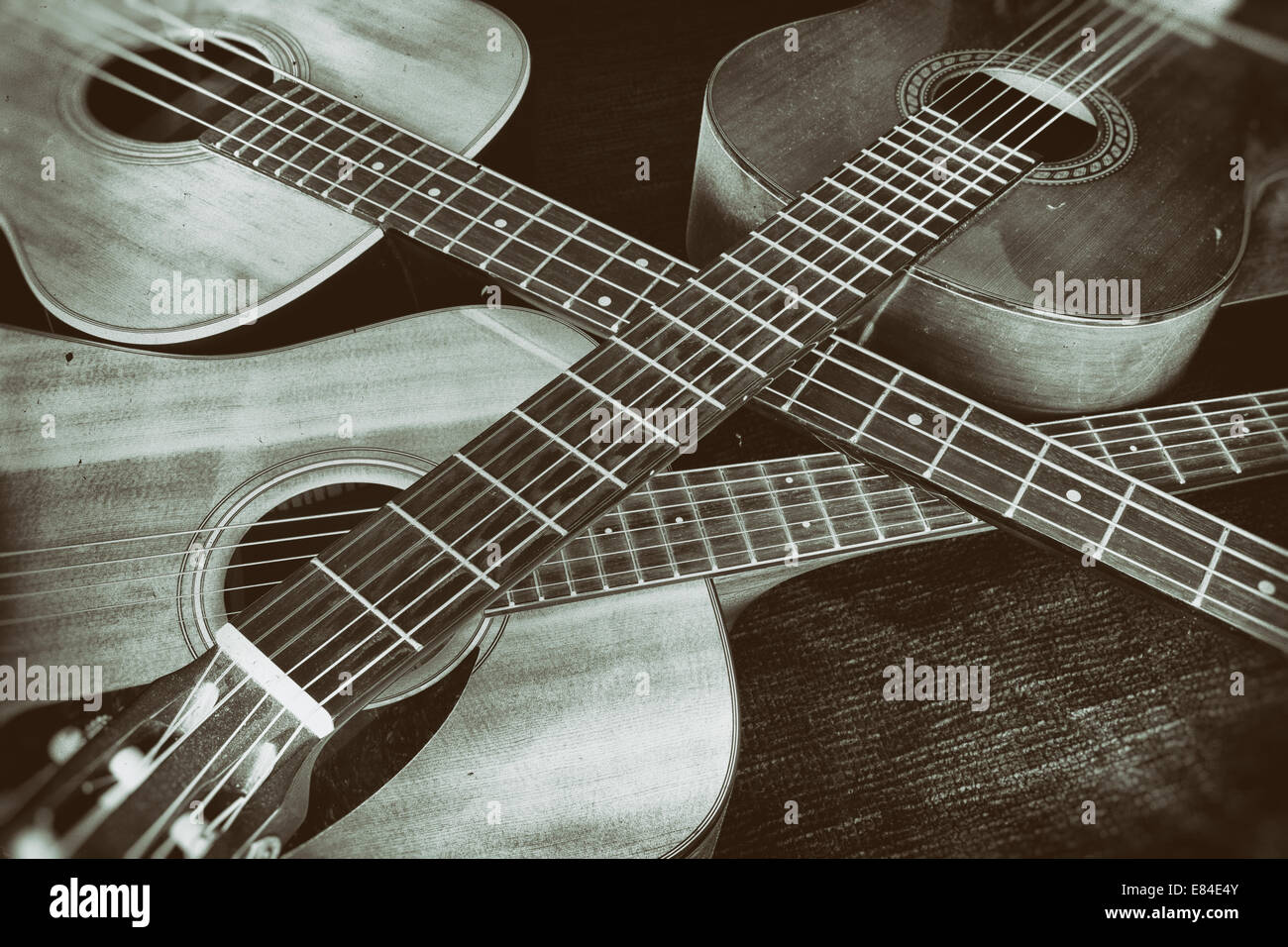 Vintage chitarre acustiche attraversata Foto Stock