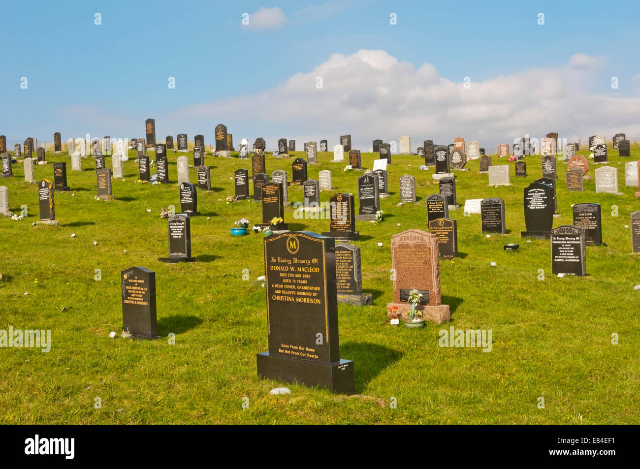 Lapidi in un cimitero sulla machair dietro Luskentire Beach in South Harris sul Outer Hebrides. Foto Stock