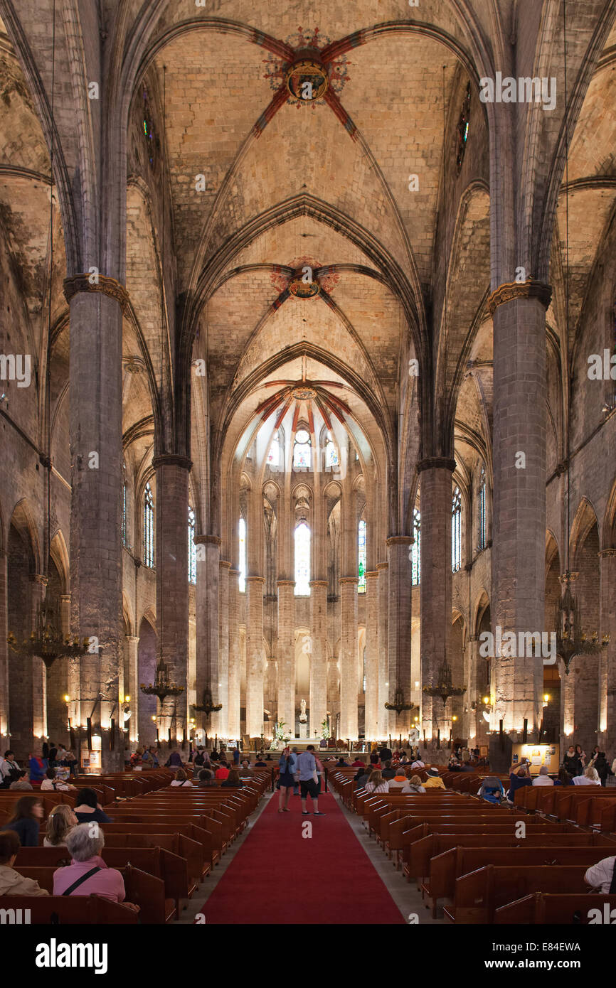 Interno della Basilica di Santa Maria del Mar a Barcellona, in Catalogna, Spagna. Architettura gotico-catalana, risalente al Foto Stock