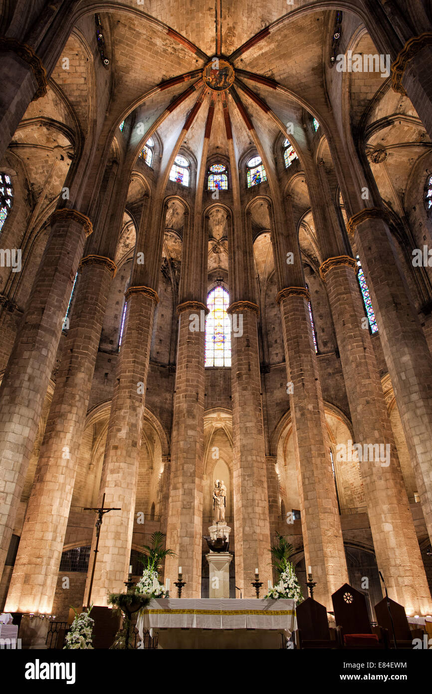 Altare maggiore in stile gotico interno della Basilica di Santa Maria del Mar a Barcellona, in Catalogna, Spagna. Foto Stock