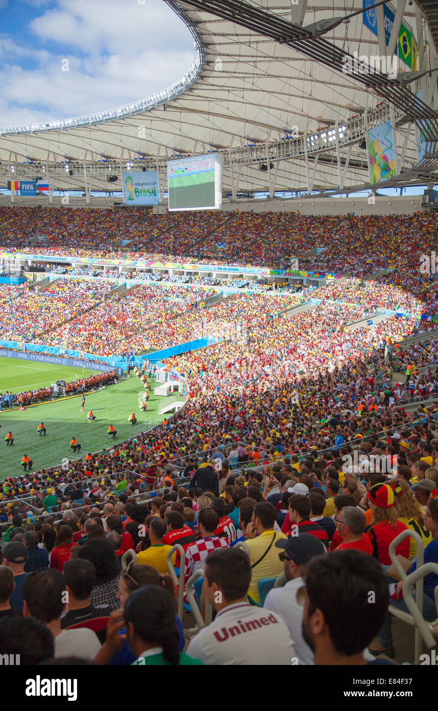 Per gli appassionati di calcio in Coppa del mondo di football match al Maracana stadium, Rio de Janeiro, Brasile Foto Stock