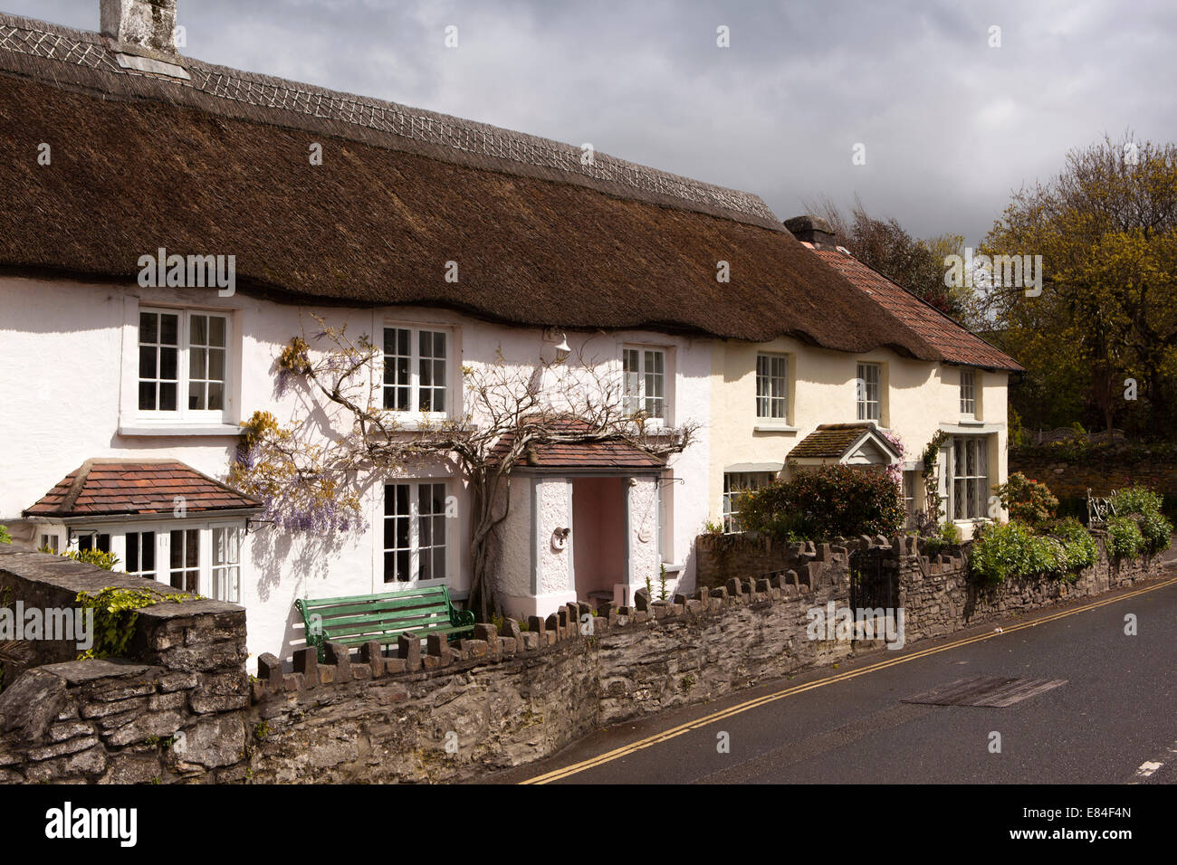 Regno Unito, Inghilterra, Devon, Croyde village, cottage con il tetto di paglia Foto Stock