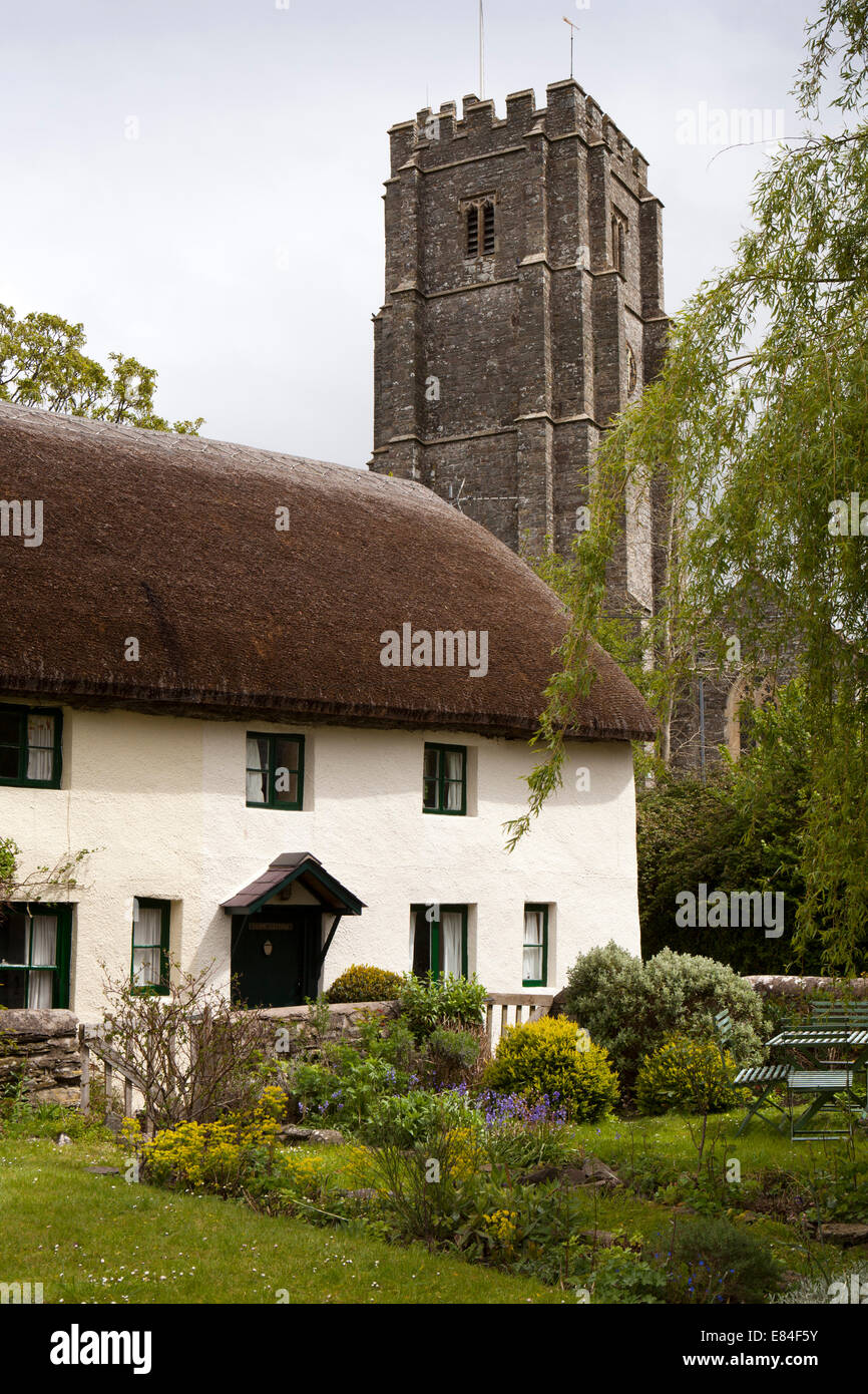 Regno Unito, Inghilterra, Devon, Georgeham, Crowberry Cottage sotto la chiesa di San Giorgio Foto Stock