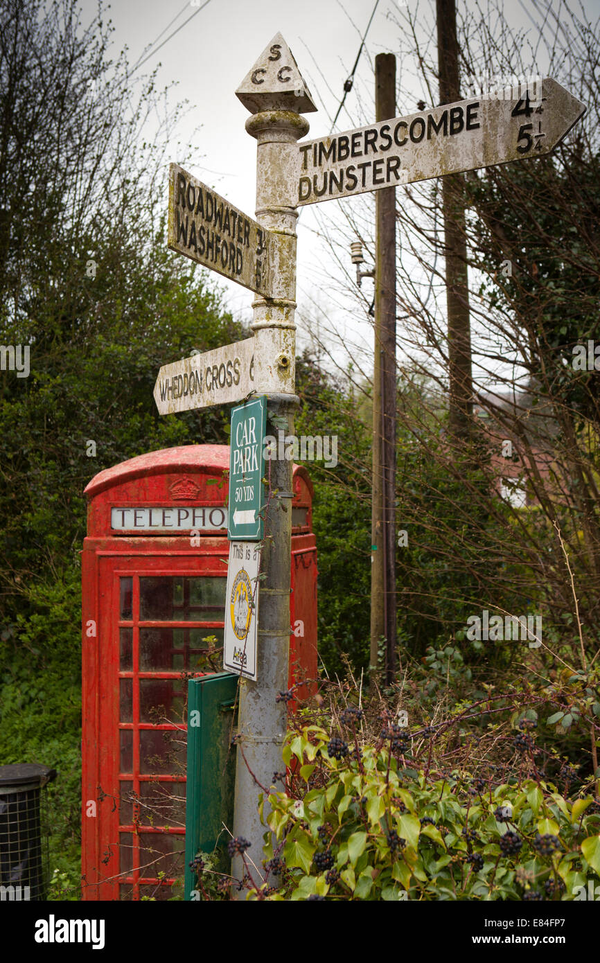 Regno Unito, Inghilterra, Somerset, Luxborough, Kingsbridge, K6 casella Telefono sotto il vecchio paese Consiglio cartello stradale Foto Stock