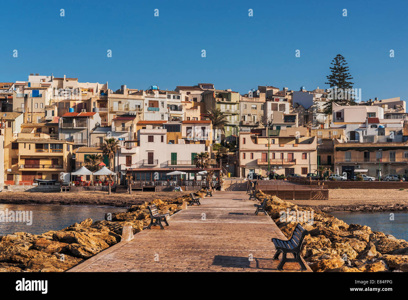Vista dal molo di Marinella di Selinunte, Castelvetrano, Trapani, Sicilia,  Italia, Europa Foto stock - Alamy