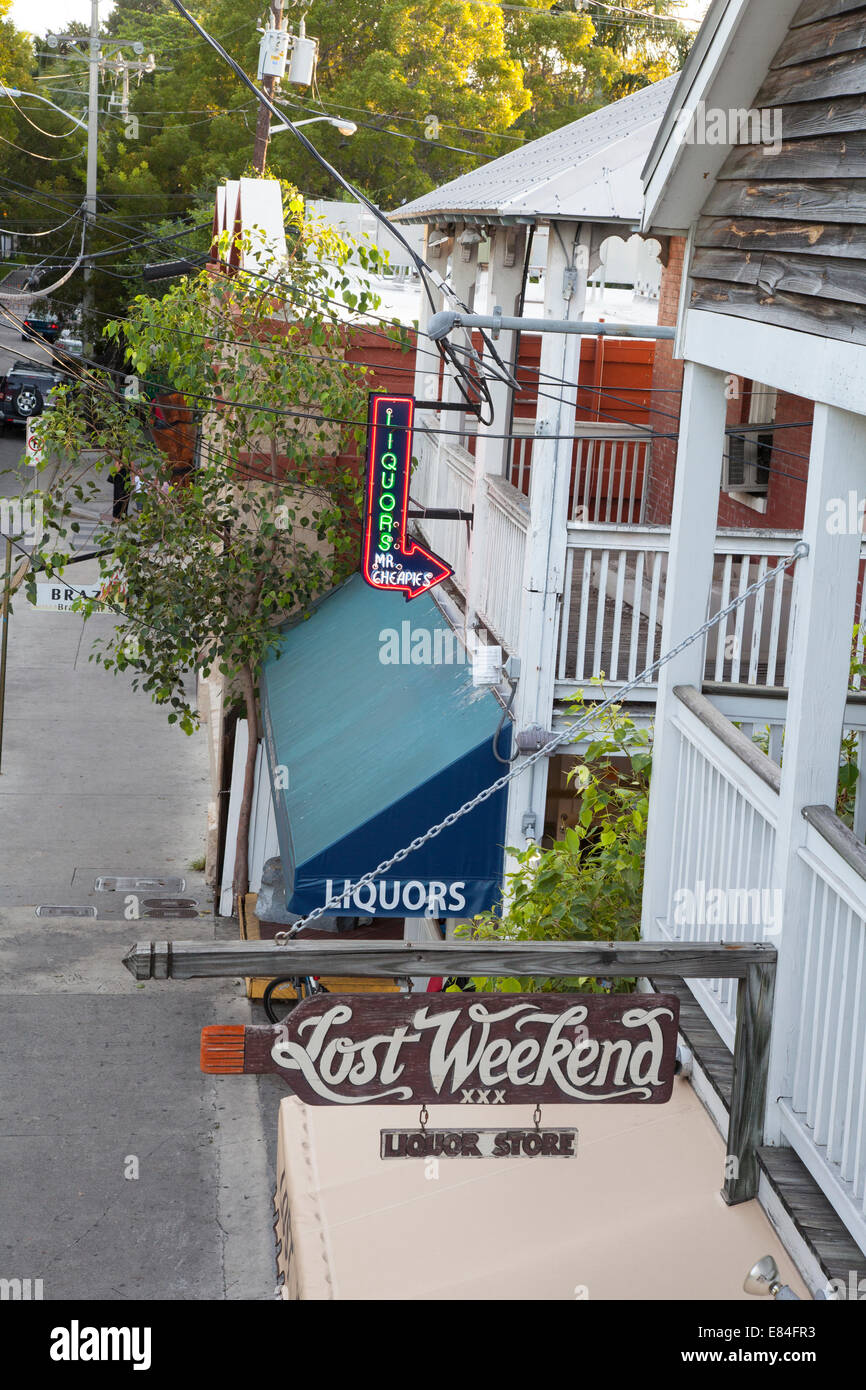 Antenna vista strada dei negozi di liquori in Key West Florida Keys Foto Stock