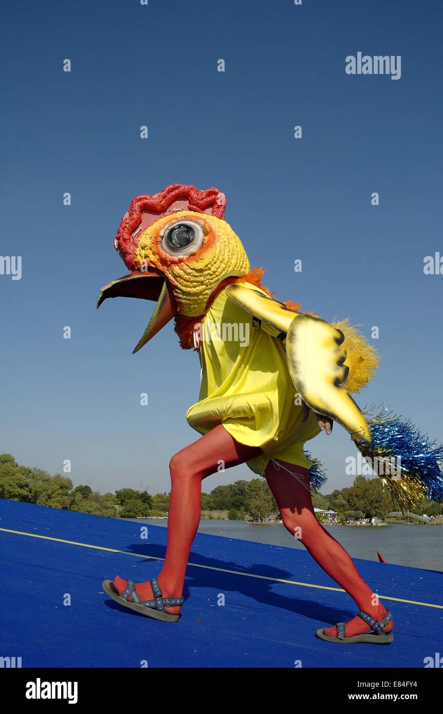Partecipa a un costume di pollo in cucchiaio cercando di volare al Red Bull  Flugtag Tel Aviv Israele un evento organizzato da Red Bull in cui i  concorrenti tentano di volare macchine