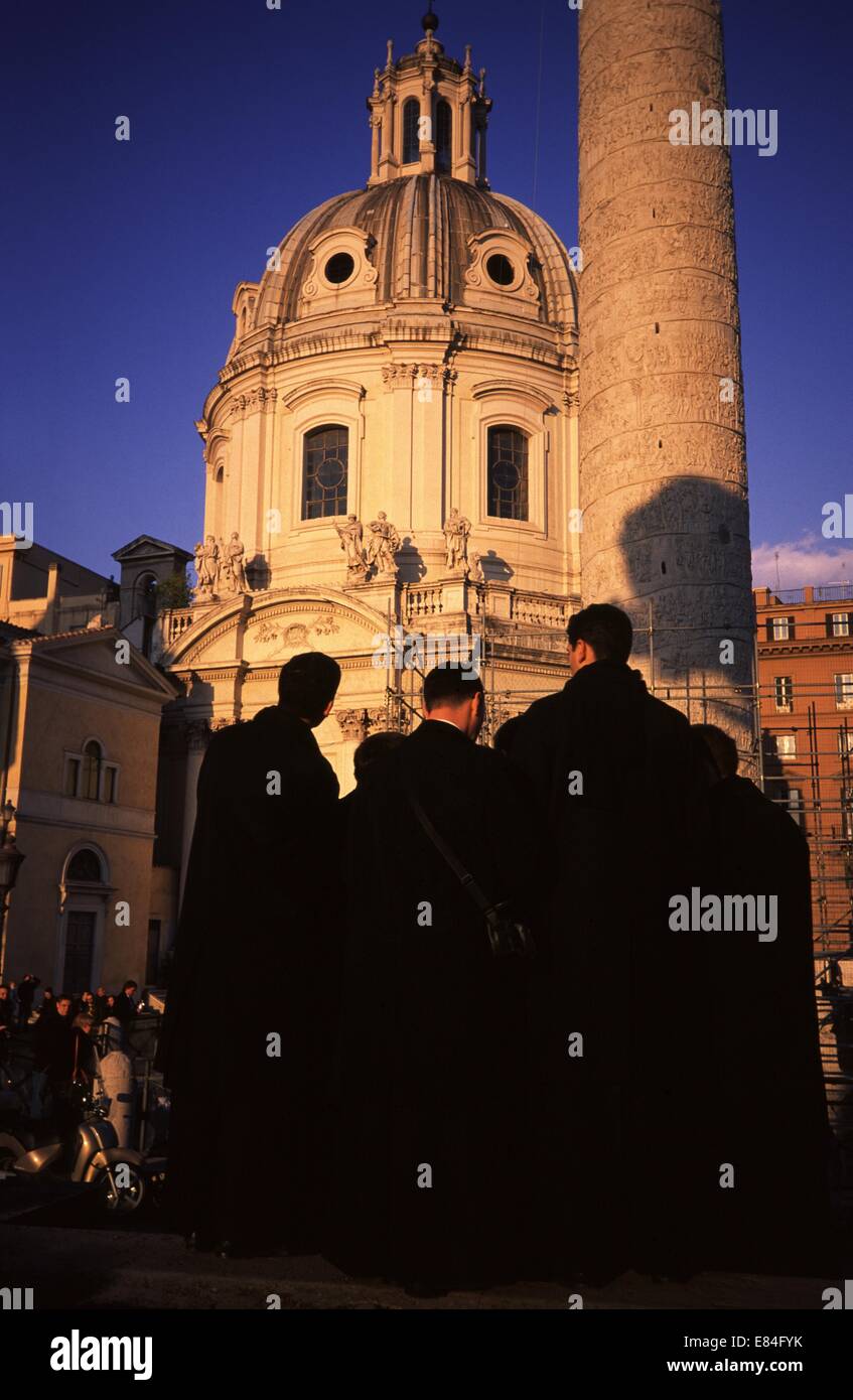 Monaci cattolici di fronte s Nome di Maria la Chiesa e colonna Trajans, Roma Italia Foto Stock