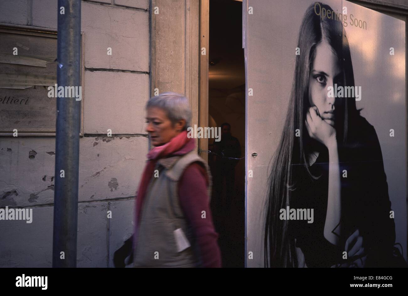 Un vecchio passaggio pedonale un poster raffigurante un giovane modello femminile a Roma Italia Foto Stock